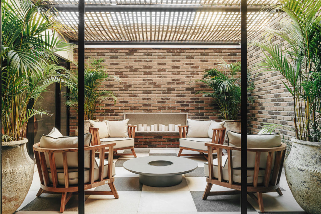 Studio Architeotnika Nomad ousa com loft contemporâneo e jardim a céu aberto